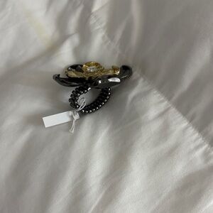 Elegant Black and Gold Hair Accessory